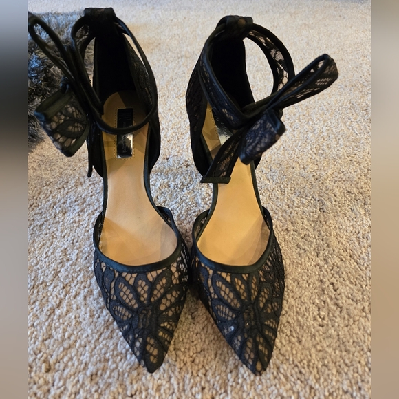 INC Lace high heel with bow - Picture 2 of 5